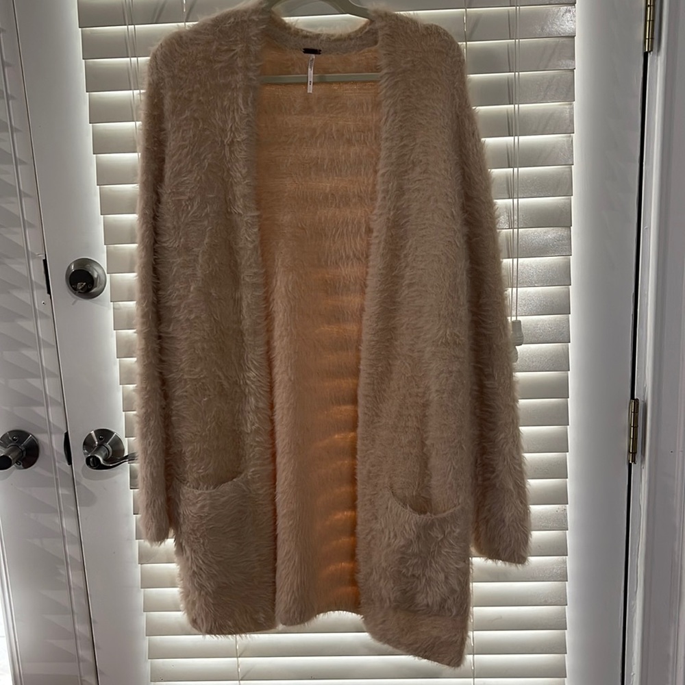 Free people furry cream with pockets. Adorable ! Good condition! Size medium